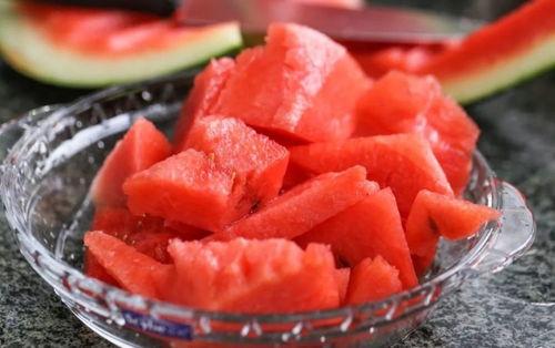 群众吃瓜饼的视频,视频走红网络