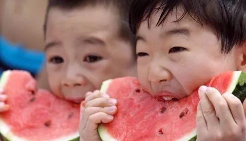 吃瓜群众小朋友吃西瓜,小朋友的西瓜盛宴